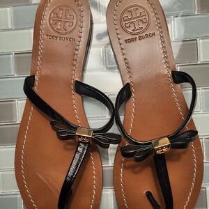 Tory Burch Leighanne Sandals Saffiano Black Pat Leather Gold Logo Flip Flop 9.5M